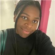 Étudiante donnant des cours de soutien scolaires pour les classes de primaire et collège